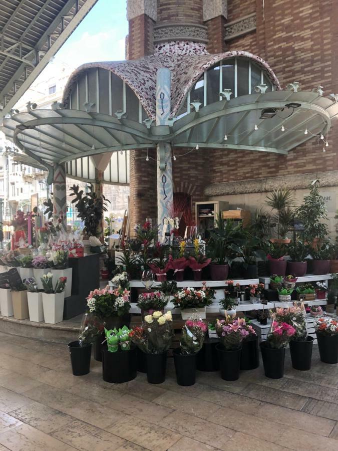 Colon Market Downtown Valenza Esterno foto